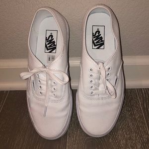 ⚪️White vans ⚪️